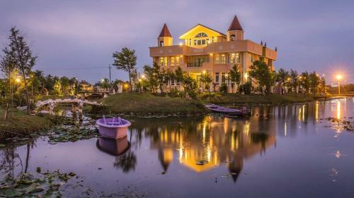 Love Lake Castle