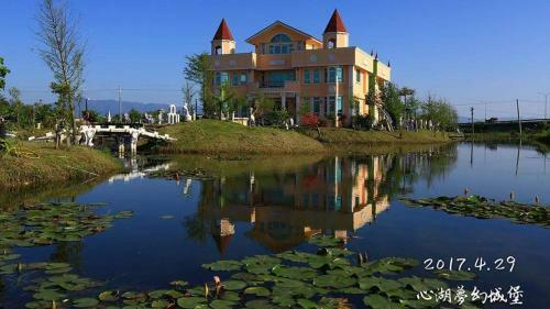 Love Lake Castle