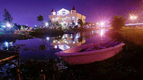 Love Lake Castle