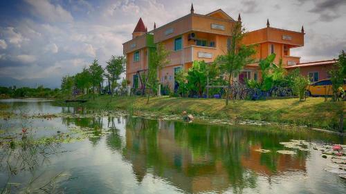 Love Lake Castle