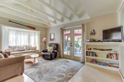 Sisters Downtown 1930s Cottage