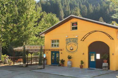 Hotel Strawhouse Resorts
