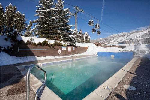West Condominiums - W3533