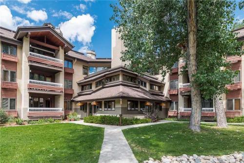 1303 Trappeur's Lodge, Trappeur's Crossing