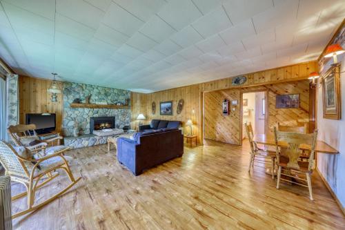 Spruce Grove Bear's Den Cabin