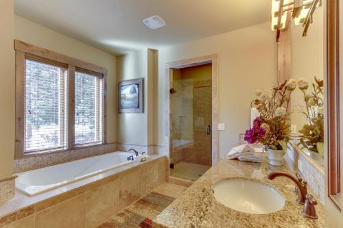 Sunriver Luxury Caldera Home With Golf Course Views