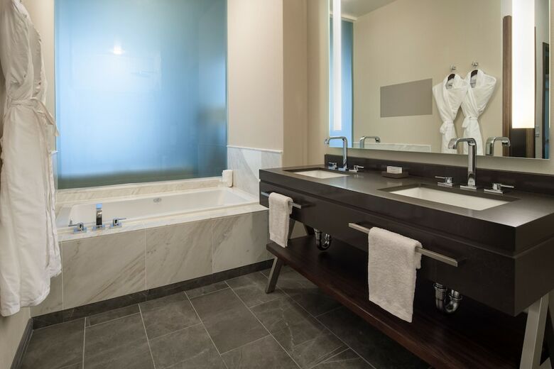 Hotel Embassy Suites By Hilton Seattle Downtown Pioneer Square
