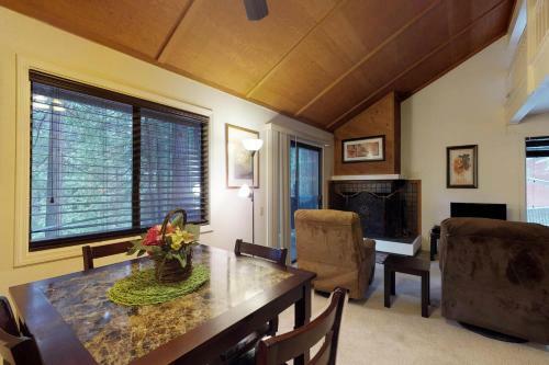 Shady Cove Condominium