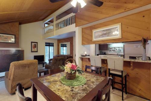 Shady Cove Condominium