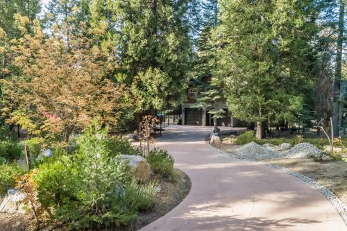 Rocky Pines Lodge