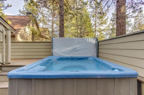 25 Topflite Ln