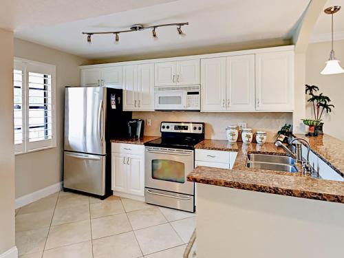 Apartamento 11650 Capri Circle South Condo Unit 104