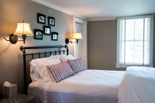 Hotel Four Columns