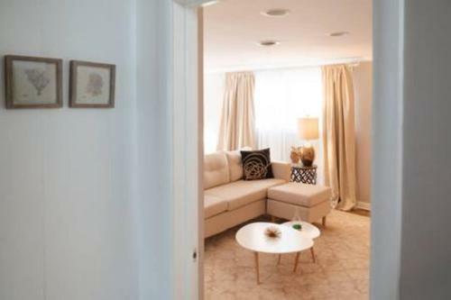 Beautiful Home! 25 Minutes To Downtown Chicago