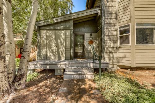 Single Level Ranch Condo In Elkhorn