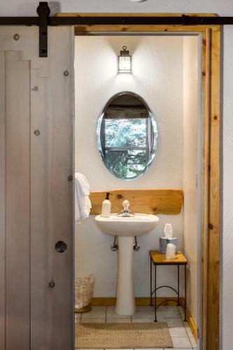 Mariposa Lodge Bed And Breakfast