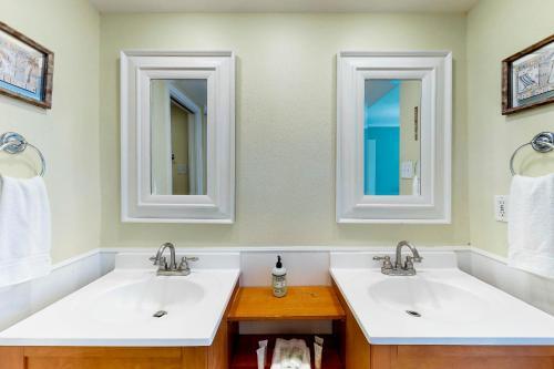 Royale Retreat (#9034-9035)