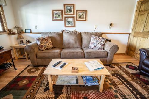 Bears Den B&B And Lodging