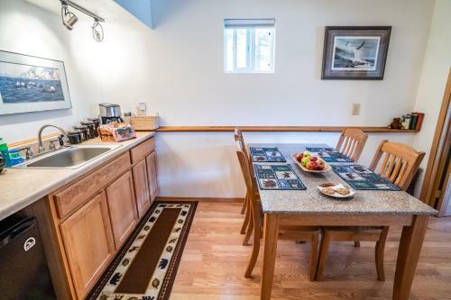 Bears Den B&B And Lodging