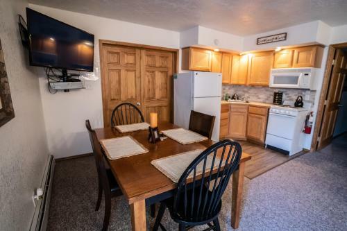 Bears Den B&B And Lodging