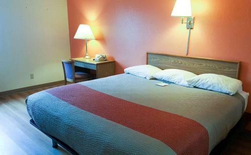Hotel Motel 6 Saukville