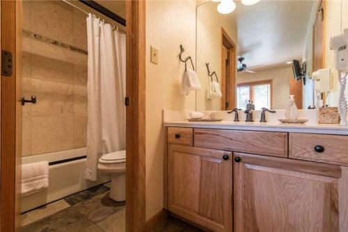 1110 Trappeur's Lodge, Trappeur's Crossing