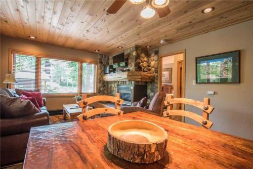 1110 Trappeur's Lodge, Trappeur's Crossing