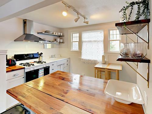 1302 N 49th St Apartment Upper Unit Apts