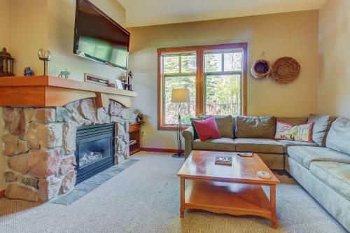 Eagle Springs East 101: Red-wing Suite