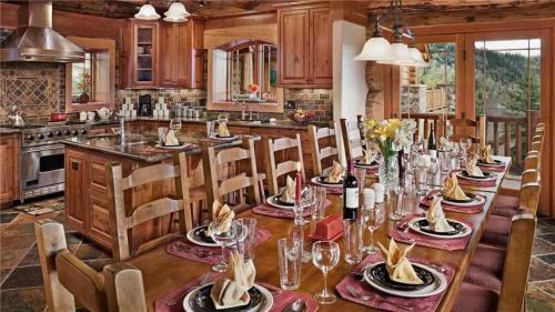 See Me Lodge - Custom Lodge Home With Room For Everyone!