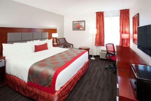 Hotel Ramada Plaza By Wyndham Chicago North Shore