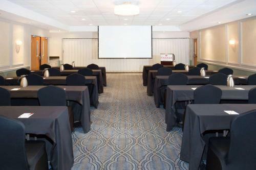 Hotel Ramada Plaza By Wyndham Chicago North Shore