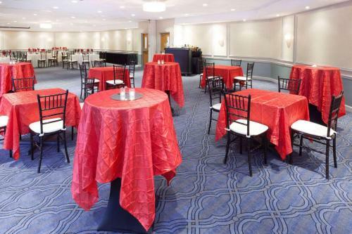 Hotel Ramada Plaza By Wyndham Chicago North Shore