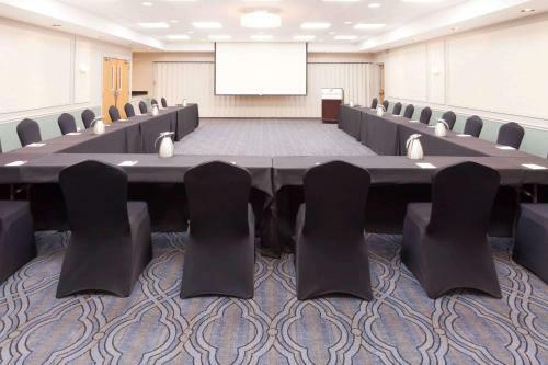 Hotel Ramada Plaza By Wyndham Chicago North Shore