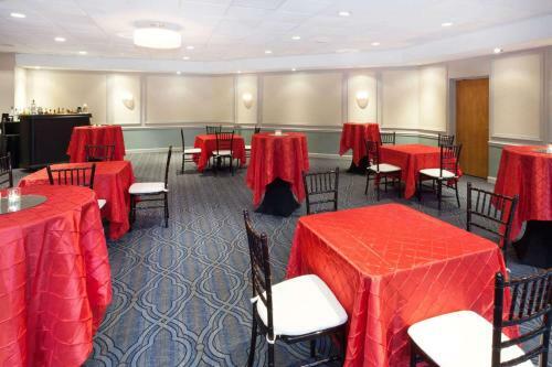 Hotel Ramada Plaza By Wyndham Chicago North Shore