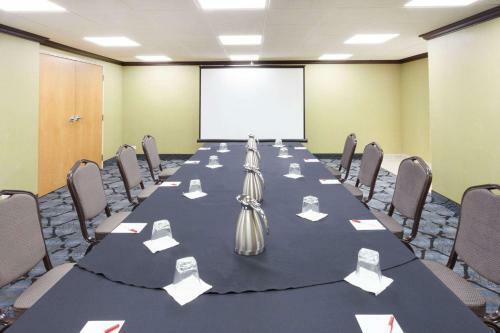 Hotel Ramada Plaza By Wyndham Chicago North Shore