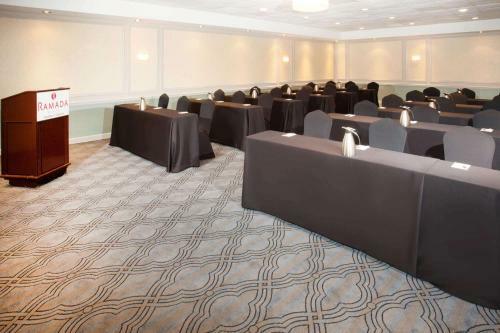 Hotel Ramada Plaza By Wyndham Chicago North Shore