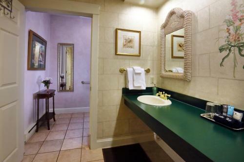 Olde Square Inn Bed And Breakfast