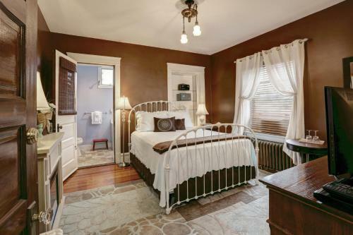 Olde Square Inn Bed And Breakfast