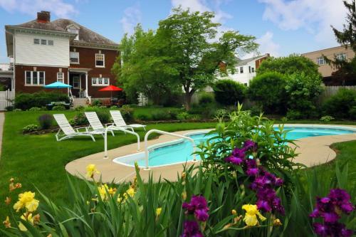 Olde Square Inn Bed And Breakfast