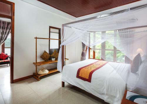 Hotel Phong Nha Lake House Resort