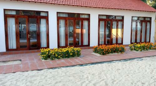 Ocean Beach Bungalows & Hostel
