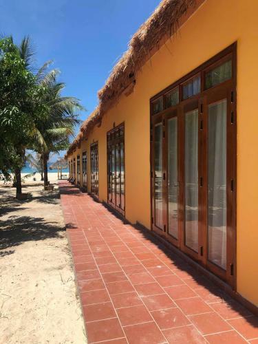 Ocean Beach Bungalows & Hostel