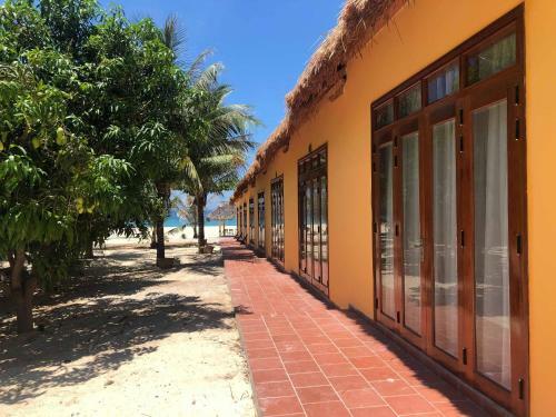 Ocean Beach Bungalows & Hostel