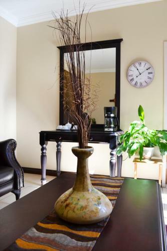 Hostal 96 On Bree Guesthouse