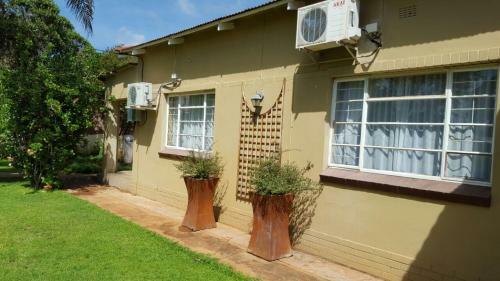 Hostal Africas Eden Too