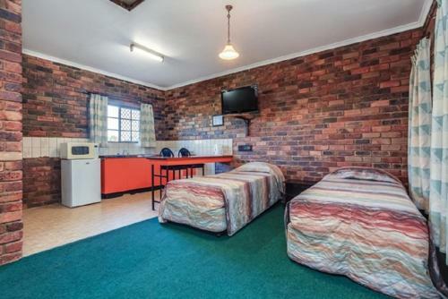 Fernvale Hotel Motel