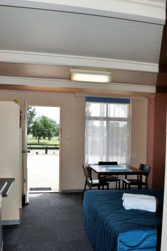 Sunflower Motel