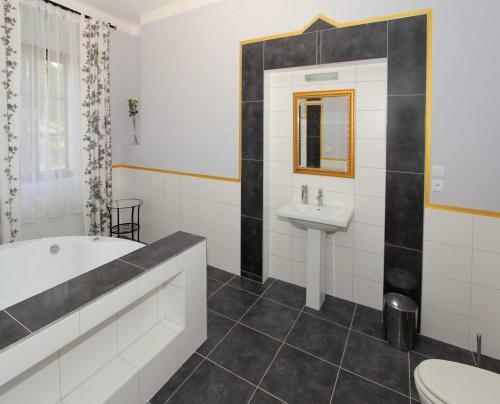 Hostal Z�mek Libou?