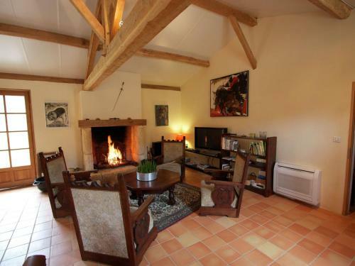 Spacious Holiday Home In Fumel With Swimming Pool